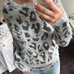 Stickad tröja  - Fin stickad tröja i leopard mönter i mycket bra skick. I storlek 152cm