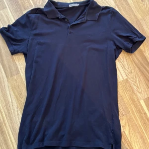 Ck Piké - En piké från Ck, använd fåtal gånger bara lite skrynklig. Nypris 599 typ. Ganska liten i stl så är du en M så passar denna bra