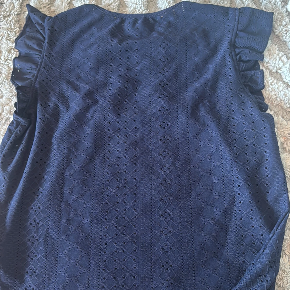 Mörkblå blus med volangärmar - 2