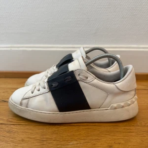 Valentino open sneakers - Säljer nu dessa fina valentino open skor | Bra skick | Storlek 35 sitter mer som 36 | Kvitto ingår | Hör gärna av er vid frågor eller funderingar 