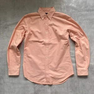 Rosa Polo Ralph Lauren skjorta  - Jag Säljer en fet skjorta från Polo Ralph Lauren| skicket på tröjan är bra 8/10 | storlek M | ny pris 2000: mitt pris är 399 | skriv vid frågor och funderingar       