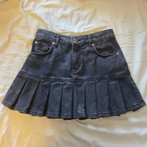 Y2k jeanskjol - svart/grå väldigt kort kjol i storlek EU 34. använd några få gånger, säljer pga för liten :(