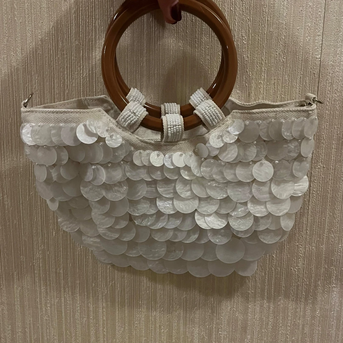 Vit handväska med snäck paljetter - 2