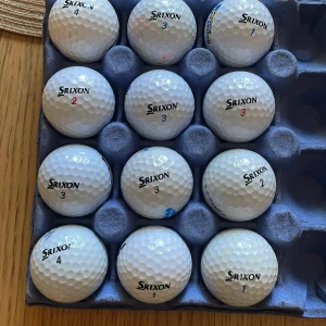 Srixon Mix 12 pack - Perfekt för dig som vill ta din golf till nästa nivå! Här får du ett set med Srixon Z-STAR och AD333 golfbollar, kända för sin kvalitet och prestanda. Passar både nybörjare och erfarna spelare som vill ha extra kontroll och känsla på banan. PRIS KAN DISKUTERAS!
