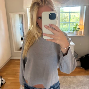 Grå croppad stickad tröja - Säljer en grå croppad stickad tröja💕Tröjan är knappt använd💕
