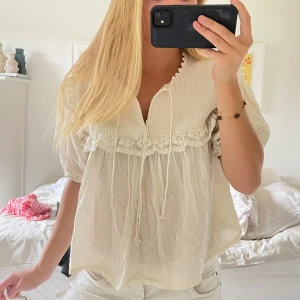 Vit blus med spets och knyt - Säljer en jättefin blus från Zara (säljs ej längre) Den är i storlek L men passar mig som är S 