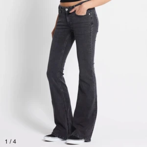  Jeans ”bell” från lager157 - Lågmidjade svarta bootcut jeans från lager157 i storlek S i full längd. Endast använda fåtal gånger och är i väldigt gott skick. Pris kan diskuteras💕
