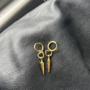 Maria Nilsdotter örhängen  - Säljer nu mina 2 Bitten earings, är osäker om jag har kvitto, men köpts direkt från butiken förra året. Kan skicka fler bilder, säljer dem som ett par och inte var för sig! Man får gärna ge prisförslag på dem men eftersom att dem är i så bra skick och köpa för ca 6500kr kommer jag inte sälja dem för under 4000