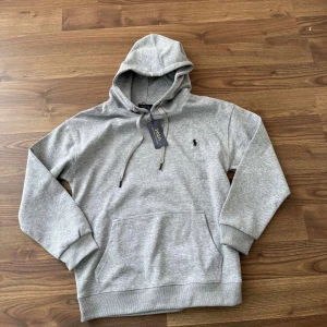 Grå hoodie från Polo Ralph Lauren - Storlek L men satt litet på mig eftersom jag beställde, så jag säljer vidare den för lite billigare!