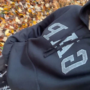 Gap hoodie - Köpt här på plick för 350kr, nypris 700kr. Säljer då den inte kommer till användning🌸 Priset kan diskuteras