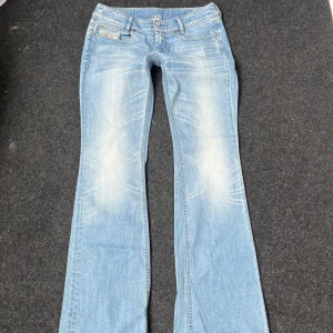 Lowrise Flare Jeans - Säljer dessa otroliga lågmidjade jeansen från Diesel, de är riktigt snygga och i bra skick endast  smutsiga vid benöppningarna och lite på knät😇Fråga gärna om fler bilder då alla inte ryms💖 Annars inget fel! Tyvärr för långa för mig ingen bild på så fråga inte! 88cm innerben, resten finns i bilderna💖