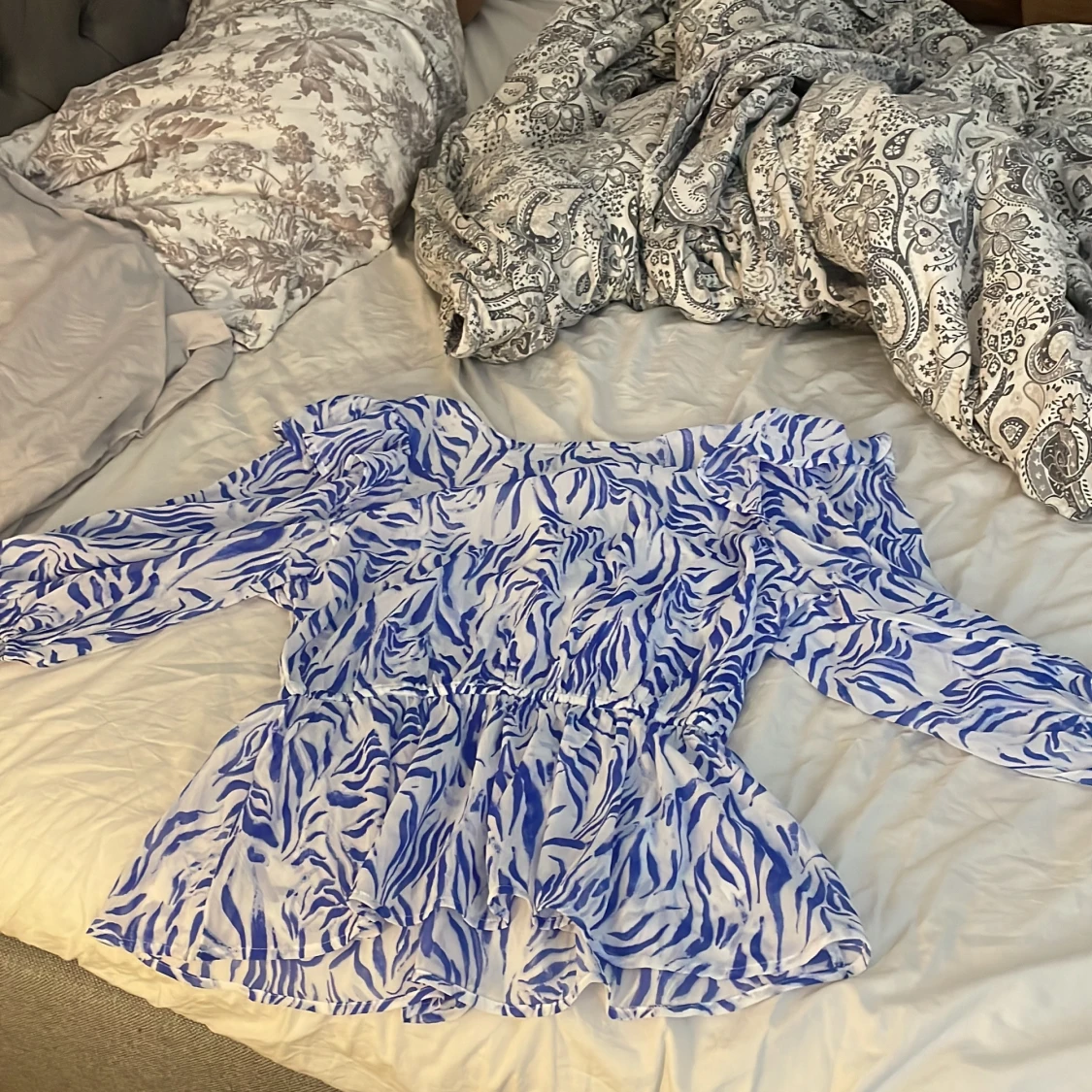 Blåvit zebramönstrad blus från Kappahl  - 2