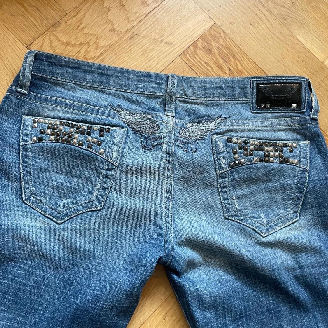 Robin jeans med nitar och slitningar - 2