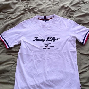 Vit Tommy Hilfiger t-shirt med tryck - Lite större i passform, Kom inte till användning