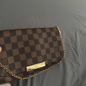 Väska brun  - Säljer min fina väska, den är använd några gånger.