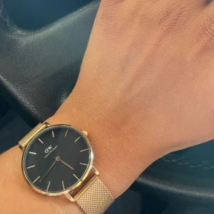 Klocka Daniel Wellington  - Klocka i mycket fint skick.  Petit melrose från Daniel Wellington i roseguld. 