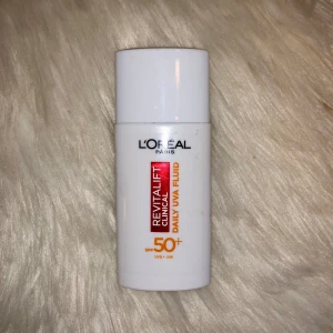 L'Oréal Revitalift Daily UVA Fluid - Revitalift Clinical Daily UVA Fluid från L'Oréal Paris med SPF 50+. Kommer i en vit plastflaska med röd och orange text. Perfekt för att skydda huden mot solens strålar och ge en fräsch känsla hela dagen.