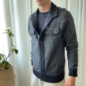 Bogner cardigan  - En skön bogner cardigan perfekt för hösten / vintern. Väldigt tjock och varm. Modellen är 180,75 kg och bär M. Skulle inte rekommendera för under 175. Inga defekter! Kom med frågor!