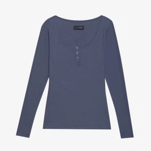 Anna Field långärmad topp - Snygg blå långärmad topp från Anna Field med ribbad struktur och rund halsringning. Framtill finns tre dekorativa knappar som ger en cool detalj. Modellen är slim och sitter nära kroppen, och är väldigt skön! Den är i storlek S 🫶