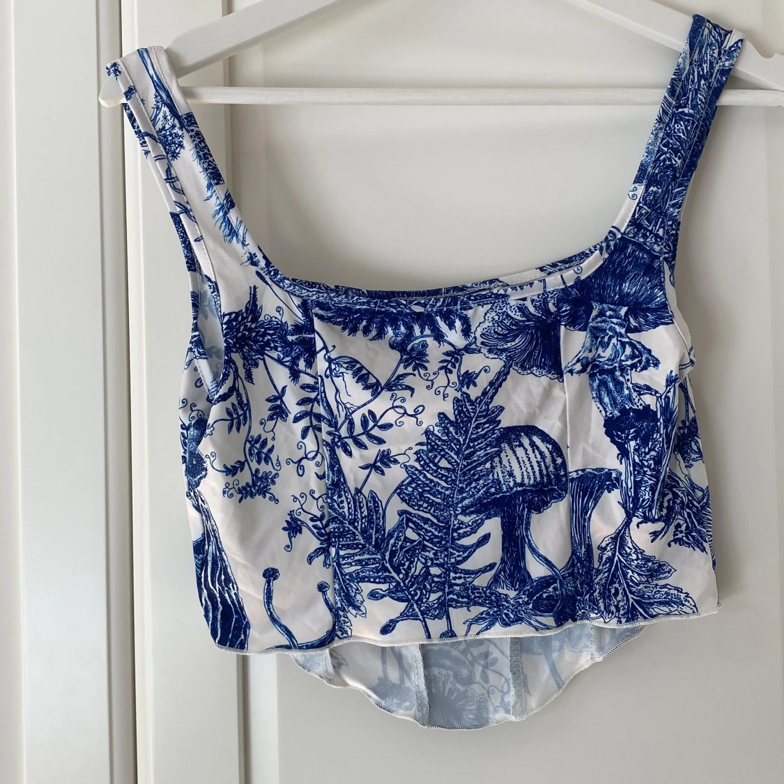 Vit och blå croppad linnetopp - 1