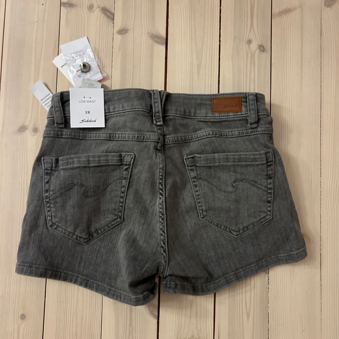 Grå lågmidjade jeansshorts Subdued - 1