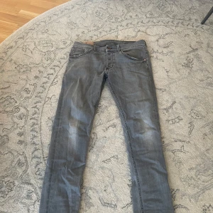 Grå jeans från Dondup, storlek 33 - Snygga grå jeans från Dondup i modellen Ritchie. Jag säljer nu mina dondup jeans pga för små. Jeansen är i jätte bra skick 9/10. Hör av dig vid frågor!