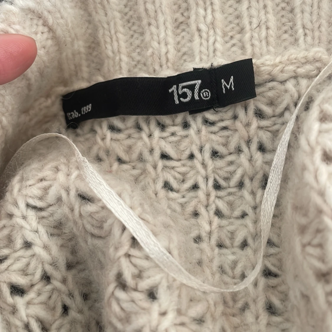 Vit stickad tröja med v-ringning - 2