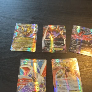 Pokémon EX-kort samling - Fem glittrande Pokémon EX-kort: Giratina, Malamar, Yveltal, Skarmory och Ho-Oh. Perfekt för dig som älskar samlarkort, coola monster och vill boosta din lek med kraftfulla och snygga kort. Samlingen passar både nybörjare och erfarna spelare som vill sticka ut!