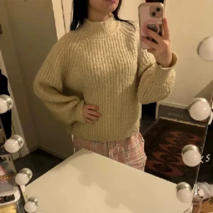 Beige stickad tröja med hög krage - Säljer en beige mjuk och skön material. Står strl L på den men passar perfekt på mig xs/s se bilder🖤