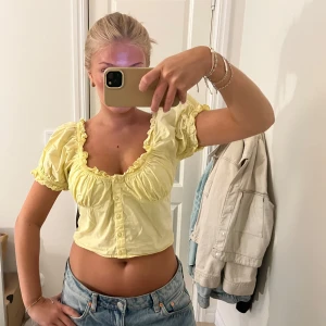 Gul topp - Så söt gul topp, går att ha vanligt och offshoulder!💛