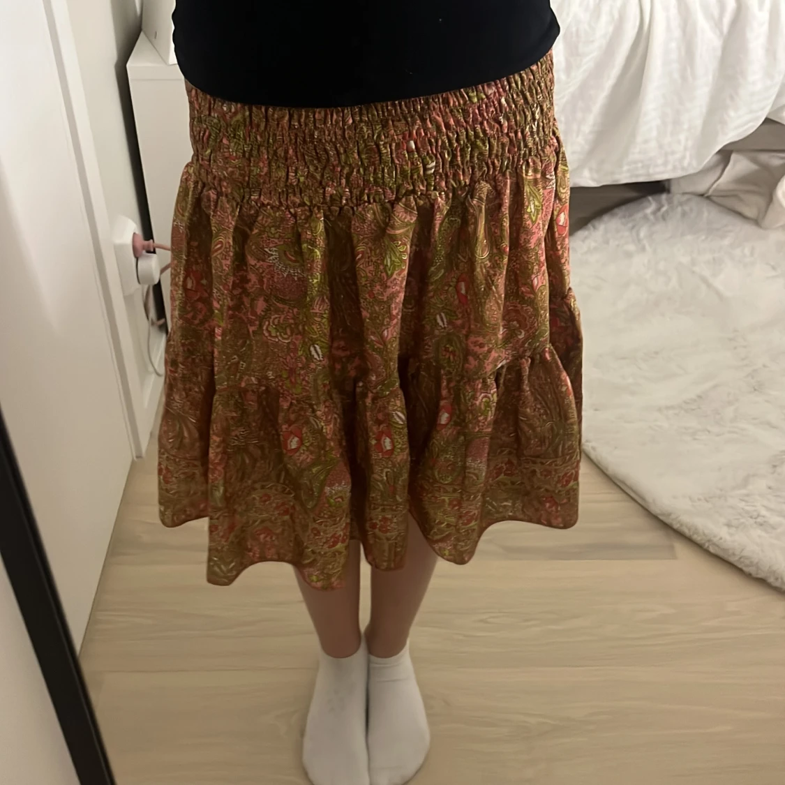 Mönstrad volangkjol i rosa och grönt