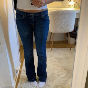 Blå bootcut jeans från Ralph Lauren - Snygga blå jeans från Ralph Lauren med bootcut passform och låg midja. Klassisk femficksmodell med broderad detalj på bakfickan och slitning. Skriv för fler bilder💞💞midjemått: 40cm innerbenslängd: 84cm