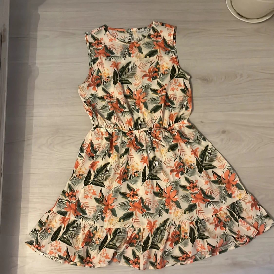 Blommig kortklänning från Basic Needs - 1