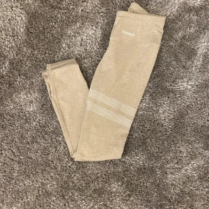 Beige leggings från Stronger XS - Snygga beige leggings från Stronger i storlek XS. De  är tillverkade i mjukt stretchigt material. Perfekta för träning eller chill dagar!