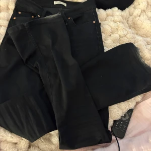Svart jeans från gina - Svarta jeans från Gina fint skick men lite slita längst ner 