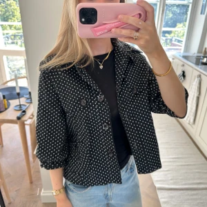 Prickig jacka - Så fin jacka med prickar och trekvartsärm🙌🏻🩷