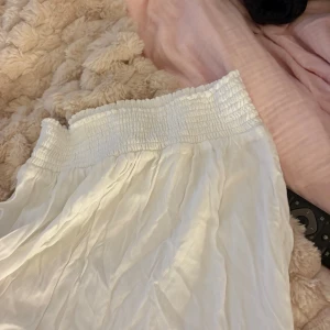 Lång vit kjol - Knappt använd kjol lång sitter tajt i midjan 