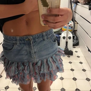 Blå jeanskjol med volang  - Jättefin minikjol med volanger! Såå himla snygg 😍😍😍🩷🩷🩷