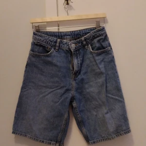 Najs jeansshorts / jorts ifrån h&m - Säljer ett par loose fit jeansshorts i klassisk blå denim med fem fickor, knapp och dragkedja framtill samt justerbar snörning i midjan. Är samma modell som de andra shortsen som ligger uppe på min profil, bara annan färg!  Perfekt längd som slutar strax ovanför knäna och cool retrovibe. Passar dig som gillar avslappnad stil. Säljer då de blivit för små för mig!Köparen står för frakten och priset kan såklart diskuteras🥳