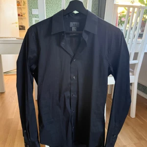 Svart skjorta  - Snygg svart skjorta från hm storlek S,