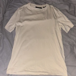 Beige t-shirt från Peak Performance - Snygg beige t-shirt från Peak Performance i klassisk modell med rund hals och korta ärmar. Diskret logga broderad på bröstet. 