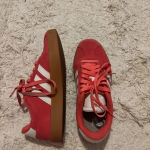Röda Adidas Samba sneakers - Supersnygga 
