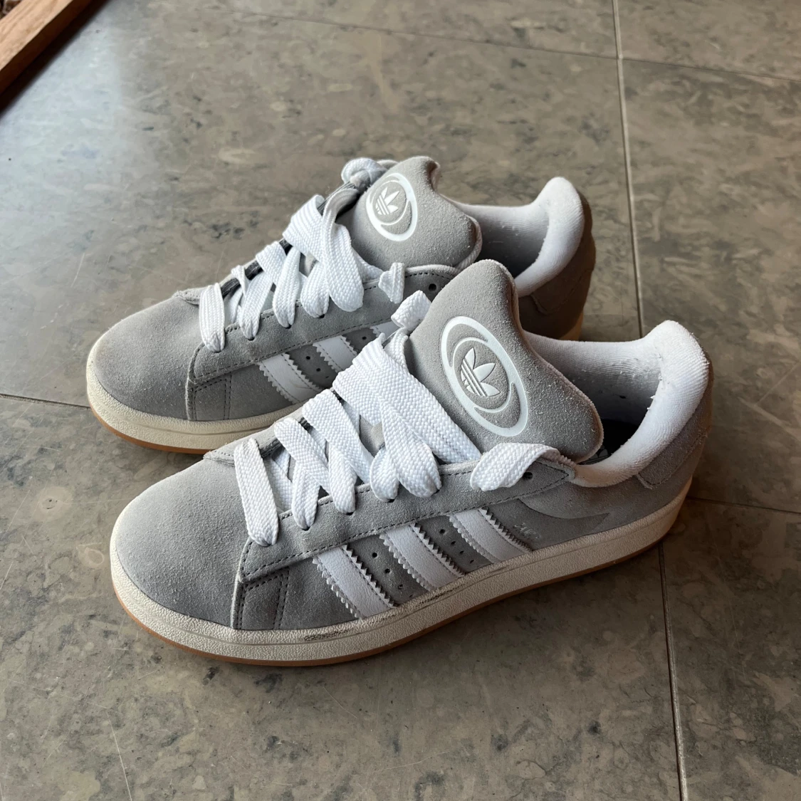 Gråa adidas campus