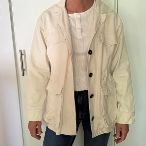 Dobber abbey jacka - Beige Dobber jacka som har använts ett fåtal gånger. Resår i midjan som går att justera som man vill.. Har en liten fläck på baksida arm, men det är inget som man tänker på. Går säkert  bort i tvätten🌸Storlek XS men kan användas som S.