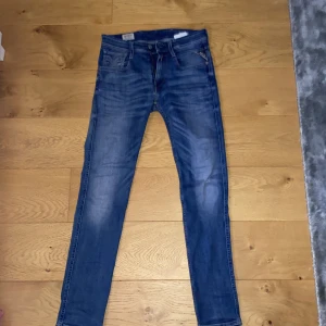 Replay Anbass blå jeans, W29 L32 - Replay anbass jeans strl 29/32 litet hål vid knäskålen som går att laga hur lätt som helst!                 Hör av er vid minsta fundering/Mvh Noahs closet!😉