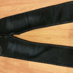  skinny jeans från Armani Jeans - Svarta jeans från Armani Jeans med snygga kontrastsömmar och klassisk AJ-lapp bak. Modellen är skinny med smal passform och har dragkedja och knapp framtill. Perfekt för dig som gillar stilrena och moderna jeans med exklusiv känsla.