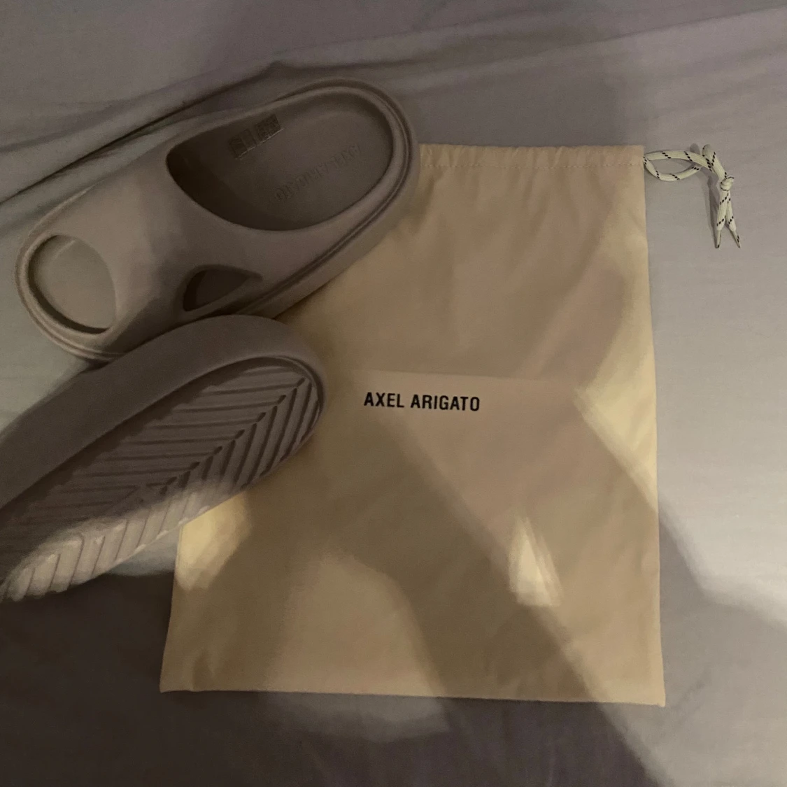 Beige Axel Arigato sandaler - 3