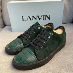 Lanvin skor  - Hej! Säljer nu dessa sjukt snygga Lanvin skor. Skorna är i toppskick! Vi rekommenderar att gå ner en storlek. Har ett begränsat antal boxar och dustbag! Hör gärna av dig vid frågor 
