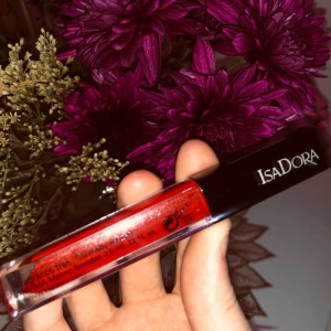 IsaDora rött läppglans 16 In Red - Säljer ett läppstift/läppglans som jag knappast använd, jätte fin färg säljer pga jag har massor och den är inte alls använd mycket🤗❣️