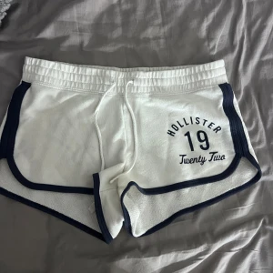 Mjukis shorts - Snygga vita shorts från Hollister i storlek XS med marinblå kant. De är låg midja.❤️